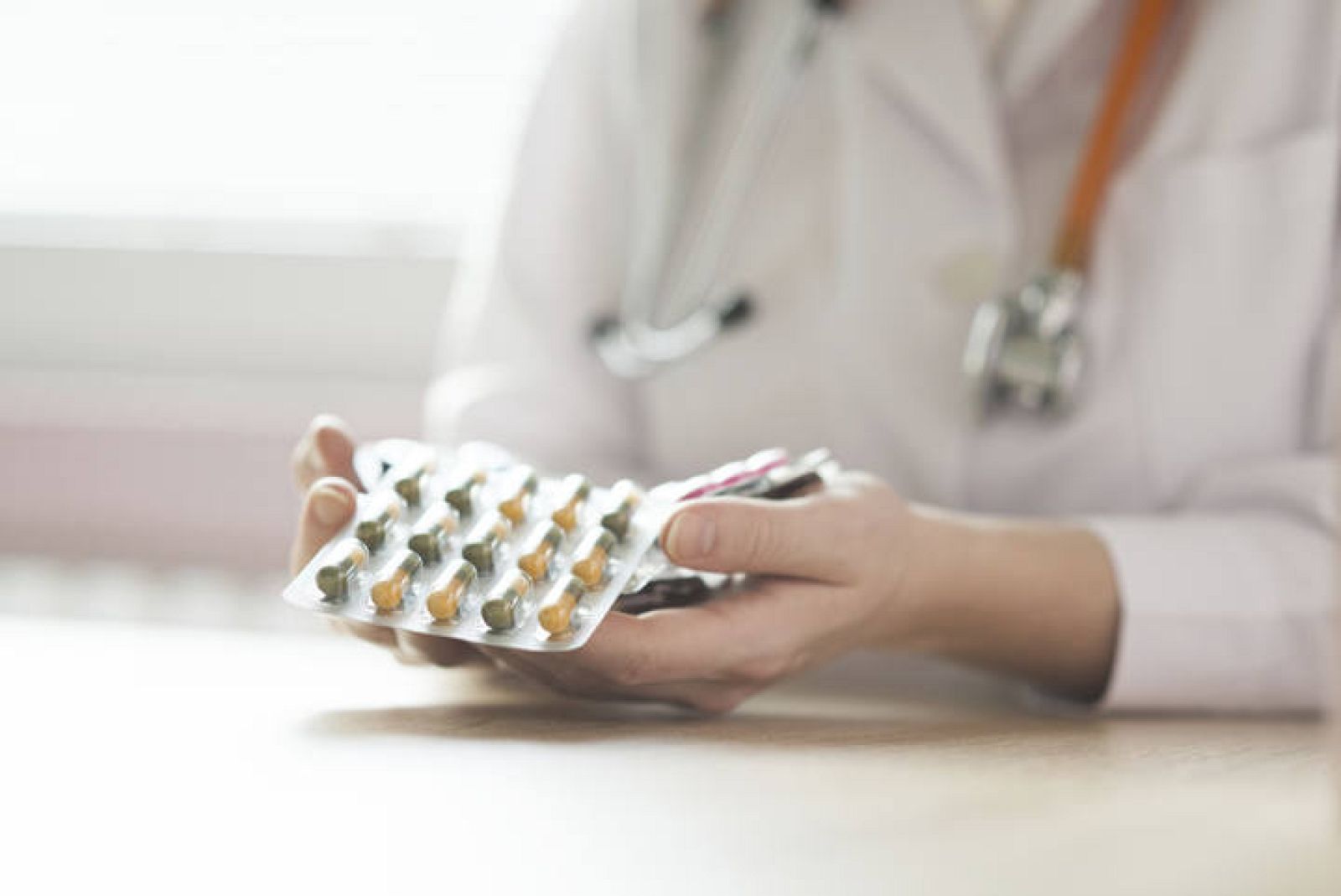  Una doctora sostiene unos antibióticos.