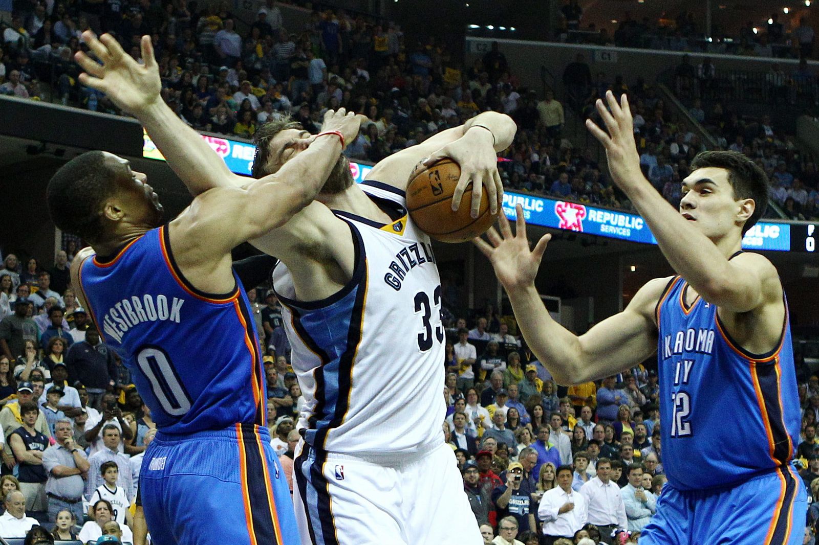 El español Marc Gasol (c) de los Grizzlies en acción ante la defensa de Russell Westbrook (i) y Steven Adams (d) de los Thunder durante el partido de la Conferencia de la NBA