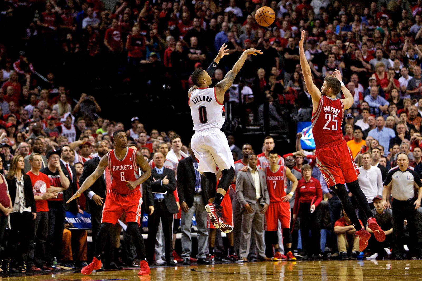 Damian Lillard anota un triple para dar la victoria a Portland por 99-98 sobre Houston en el sexto y definitivo partido de la serie