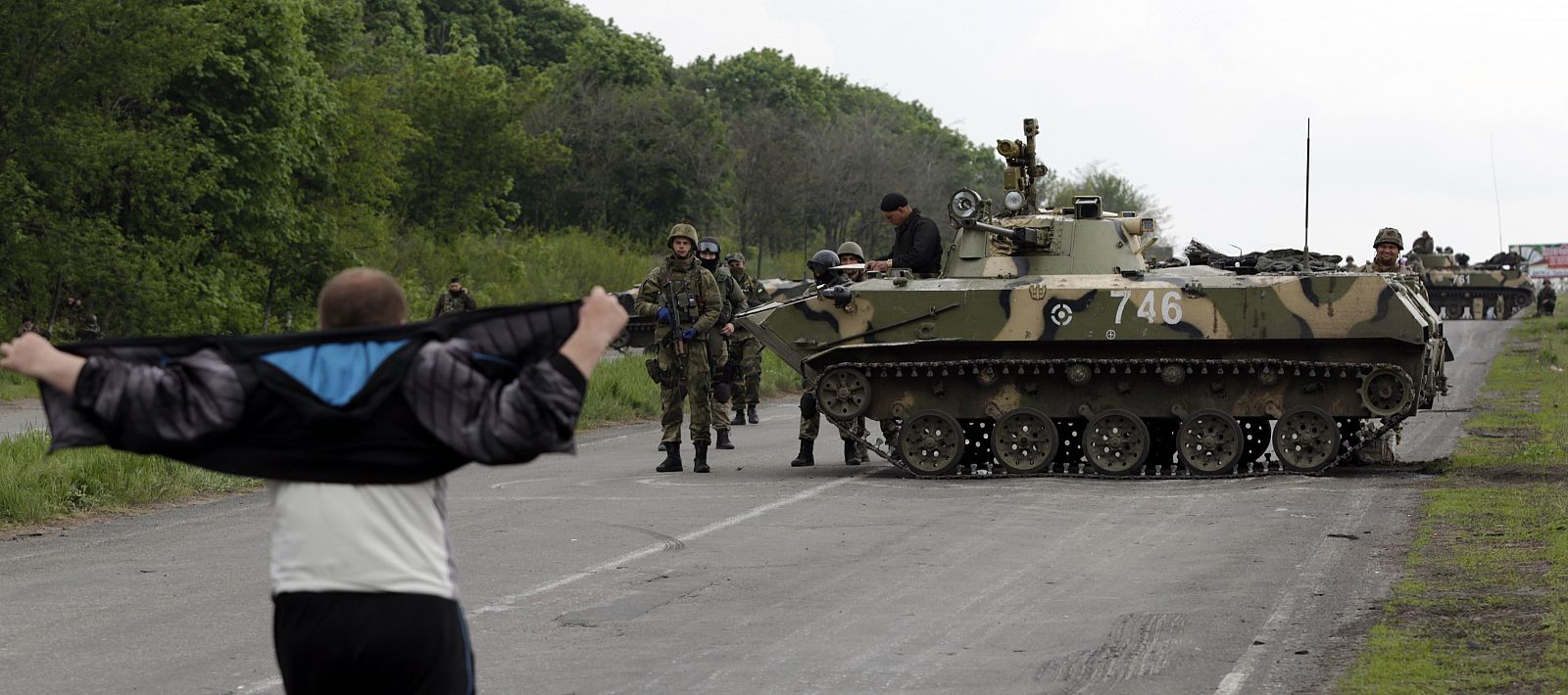 Un hombre ante los soldados ucranianos a las afueras de Slaviansk