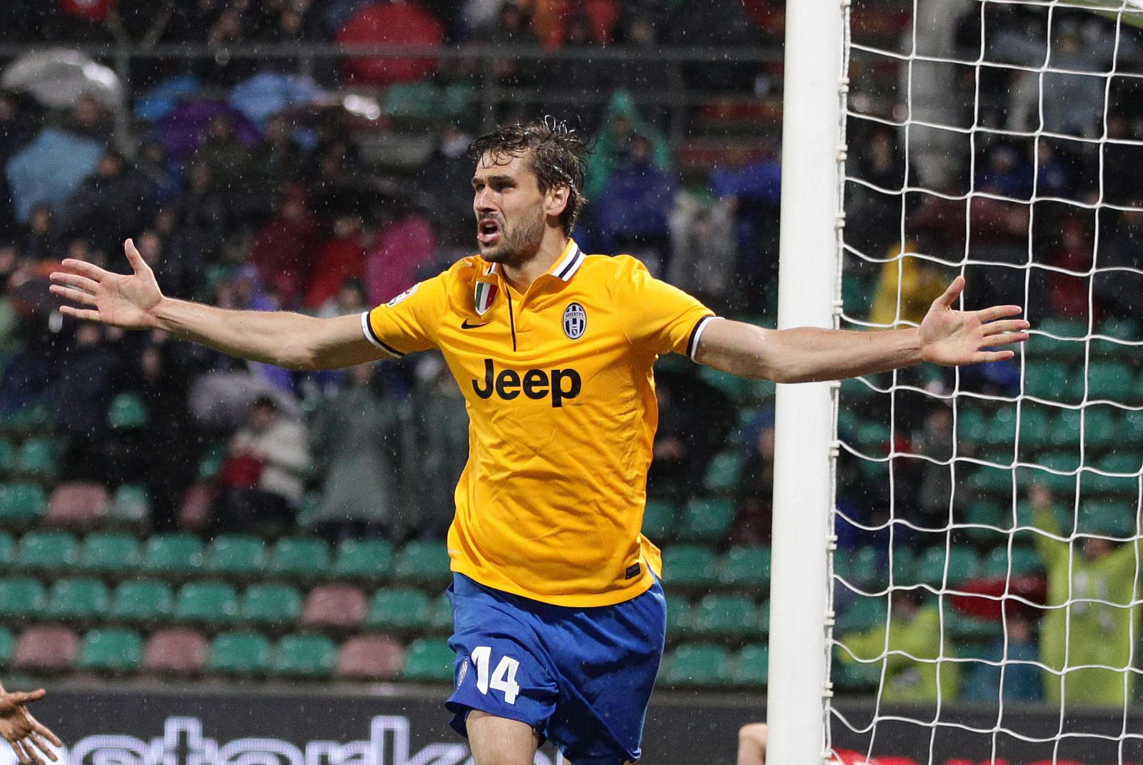 Fernando LLorente del Juventus FC celebra su anotación ante el Sassuolo.