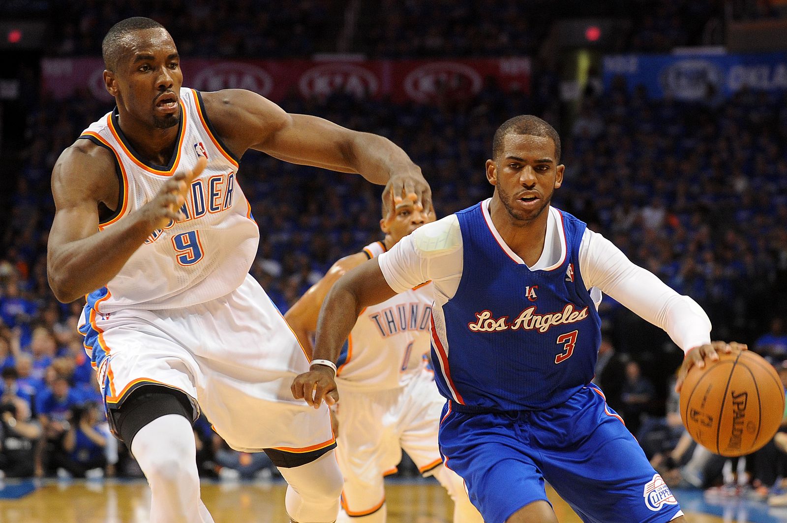 Chris Paul conduce el juego de los Clippers ante la defensa de Serge Ibaka.