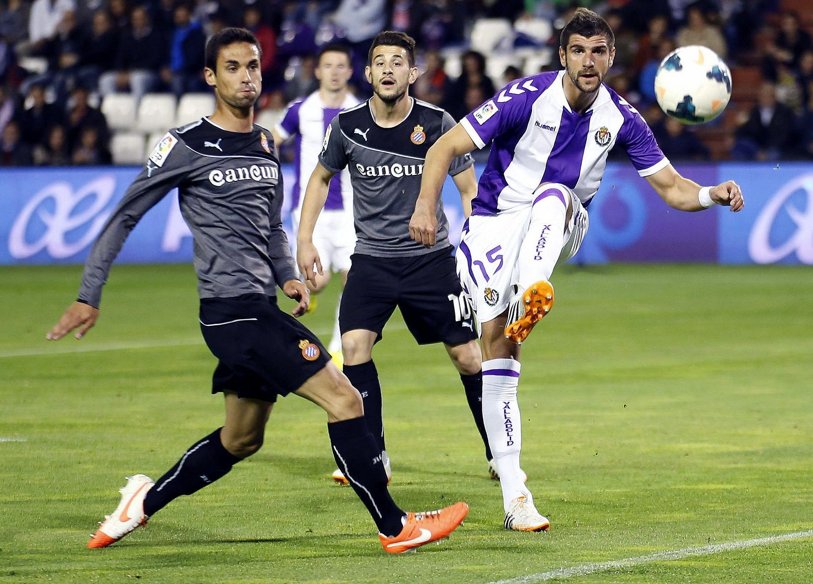El defensa serbio del Real Valladolid, Stefan Mitrovic, despeja el balón junto a los jugadores del RCD Espanyol.