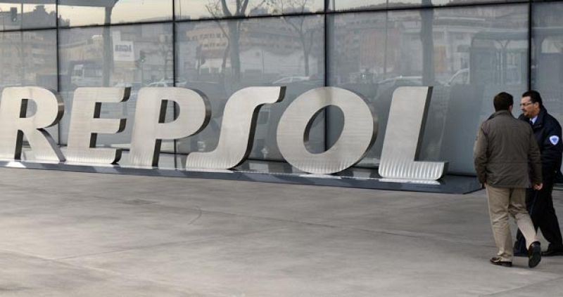 Puerta principal de la sede de Repsol en Madrid