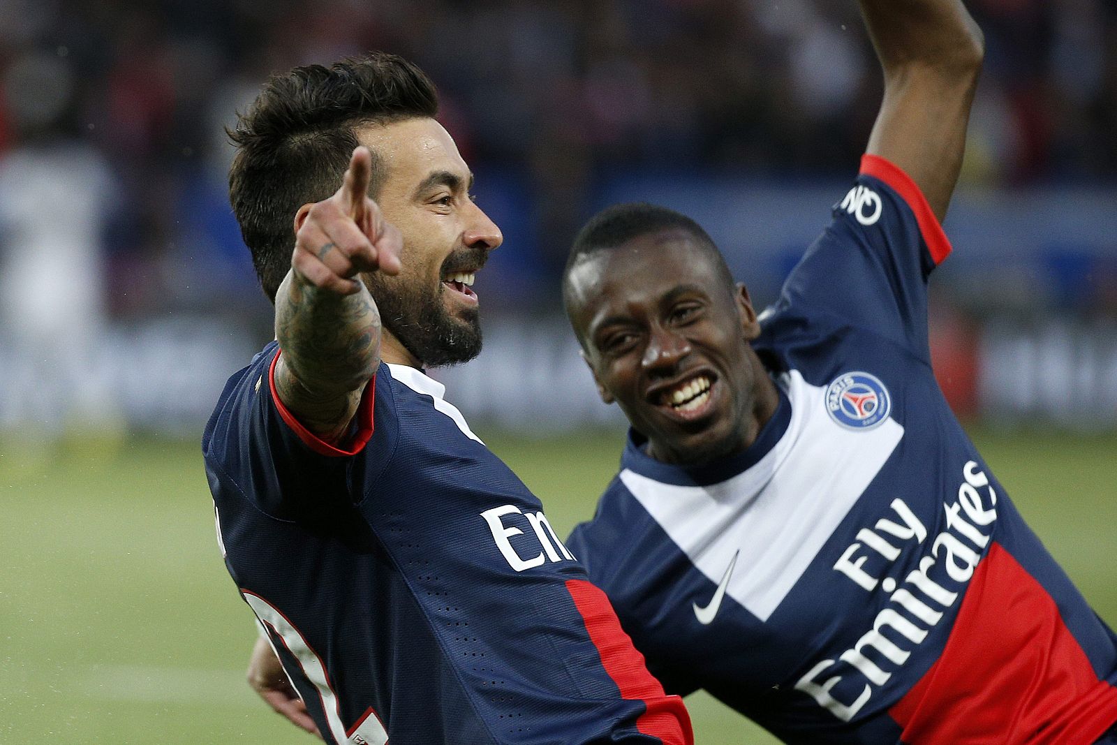 Ezequiel Lavezzi (i) del Paris Saint Germain celebra su gol