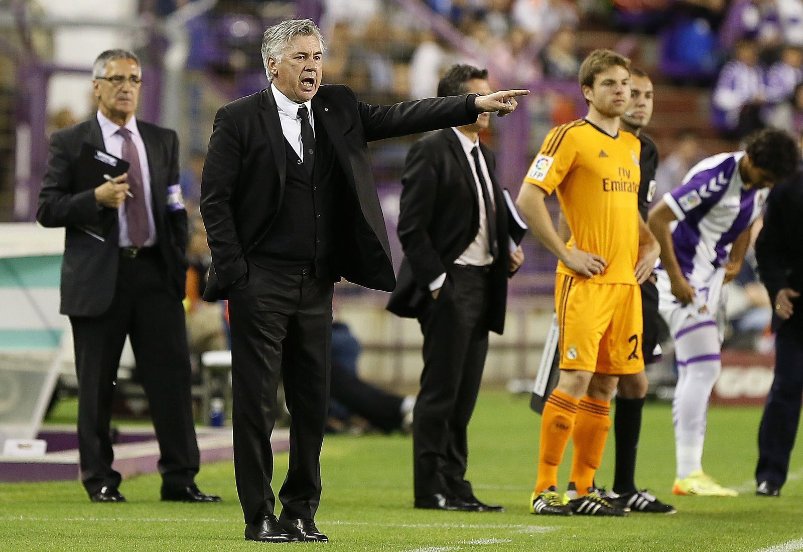 Carlo Ancelotti dando instrucciones durante el partido ante el Valladolid.