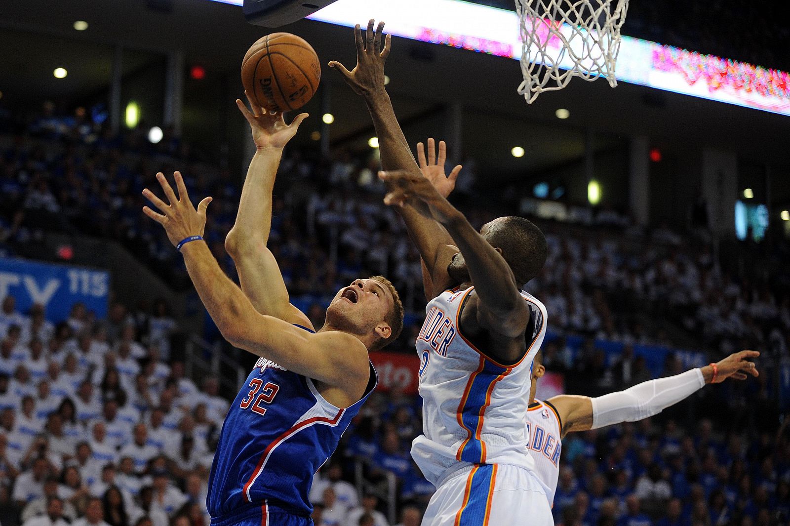 Ibaka trata de taponar el tiro de Griffin.