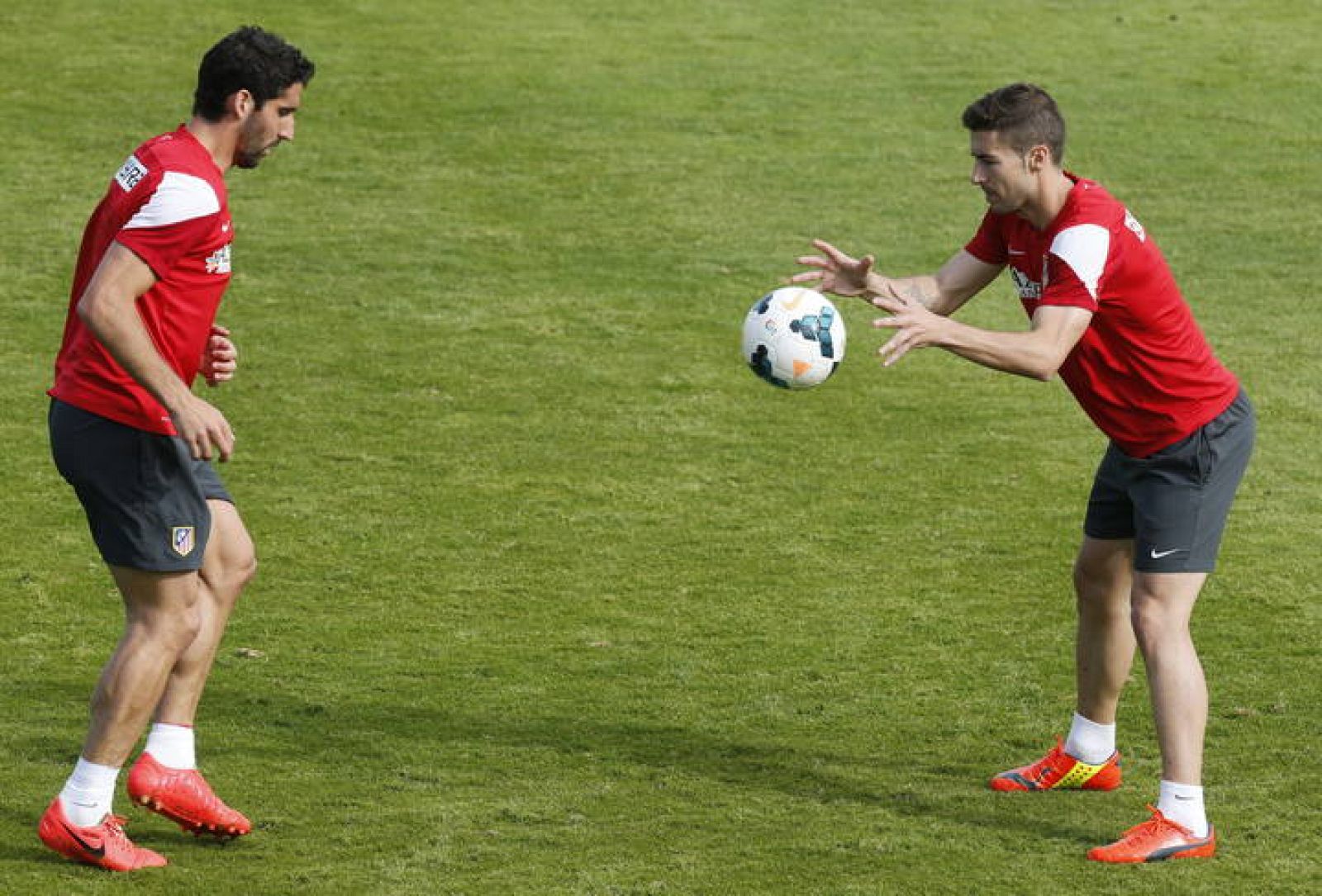 Los centrocampistas del Atlético de Madrid, Raúl García y Gabi Fernández, durante un entrenamiento.
