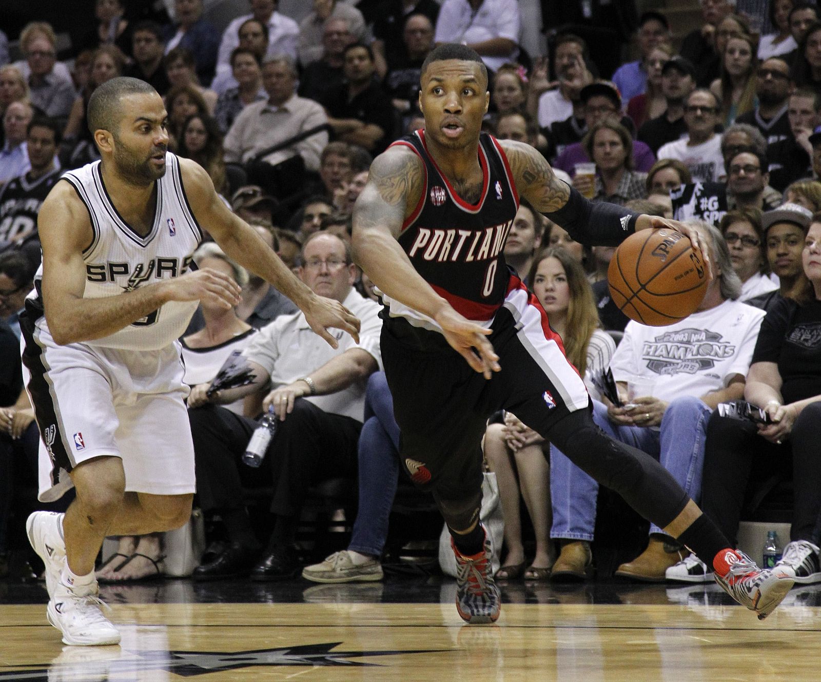 Lillard conduce el balón ante la presión de Tony Parker.