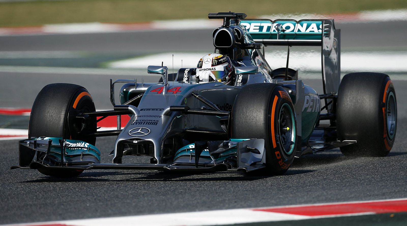 El piloto de Fórmula 1 de Mercedes, Lewis Hamilton, en el circuito de Montmeló.