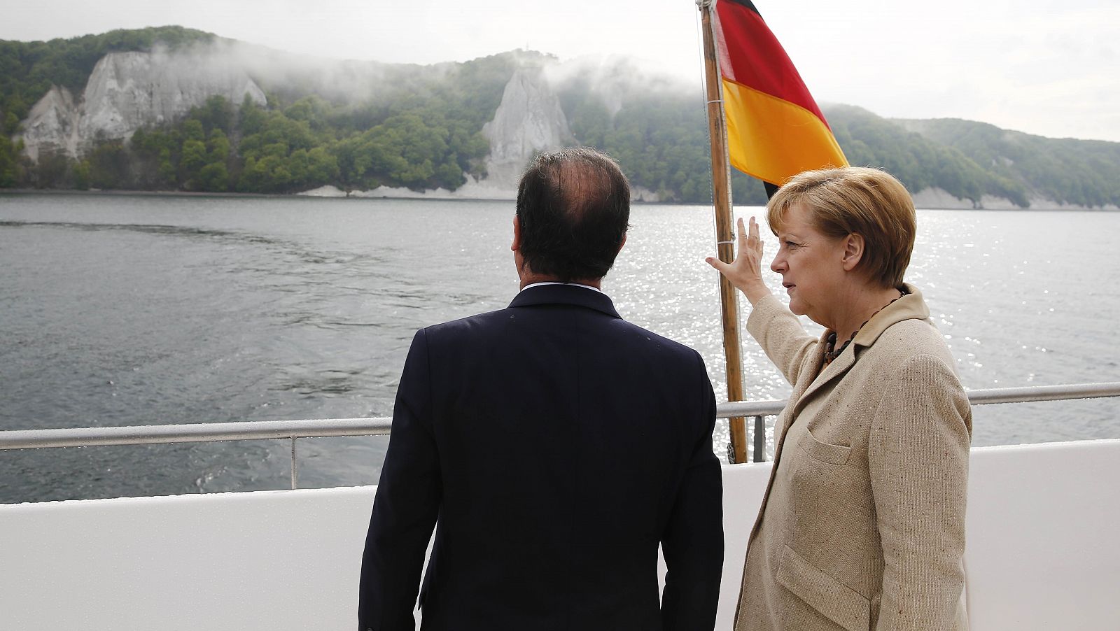 Merkel y Hollande (de espaldas) a bordo del barco MS Nordwind.