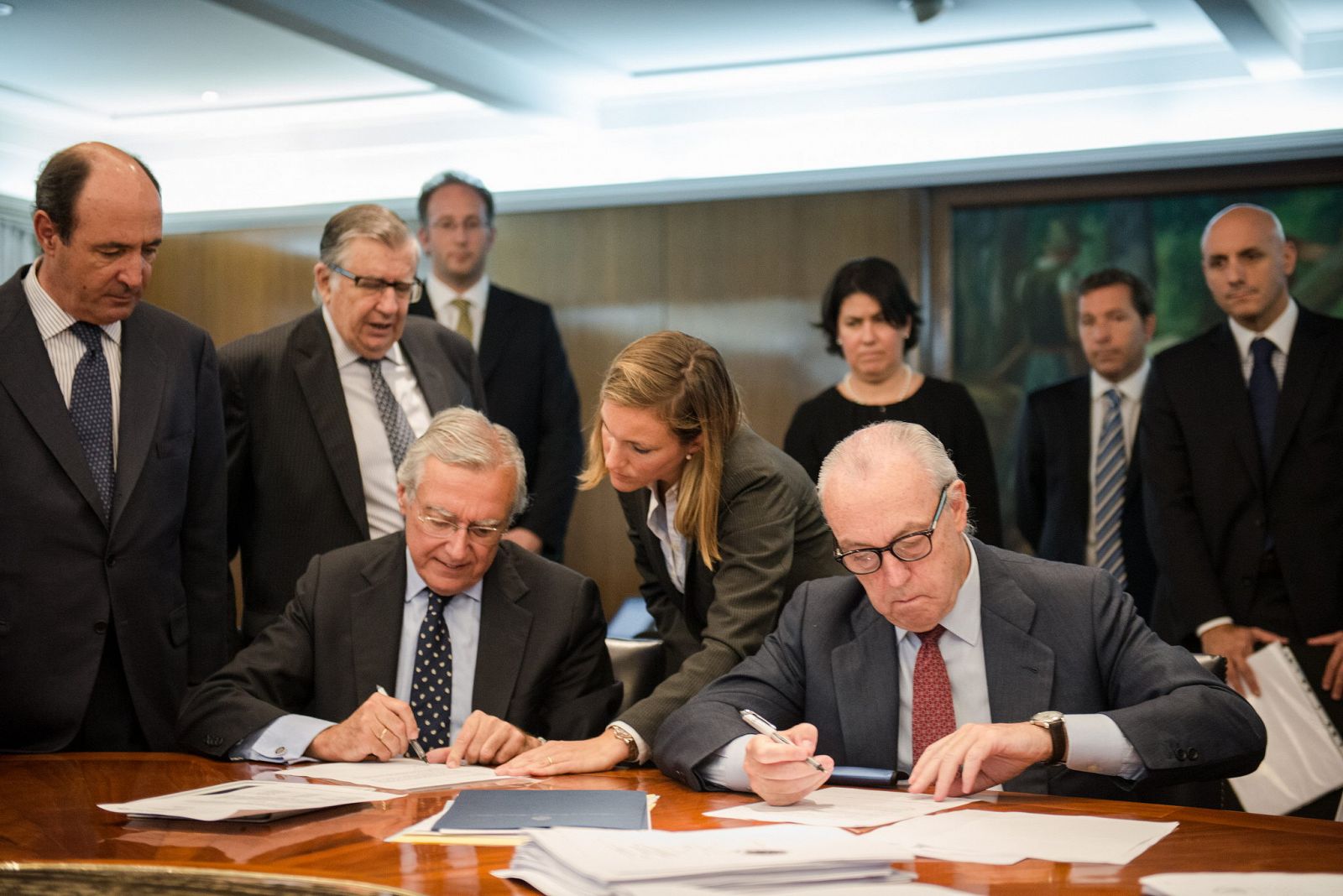 Nemesio Fernández Cuesta, director general de Negocios de Repsol, y Luis Suárez Lezo, secretario general, en la firma del acuerdo con el Gobierno argentino el 8 de mayo