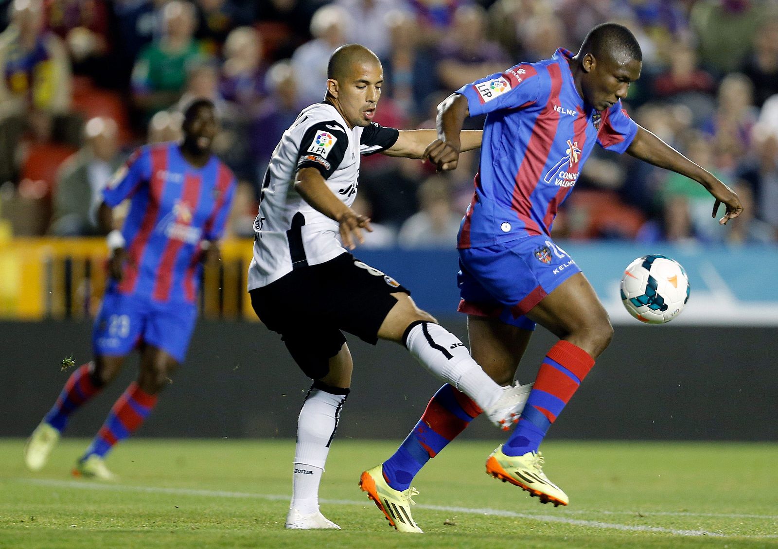 El centrocampista mozambiqueño del Levante Simao escapa del argelino Feghouli, del Valencia.