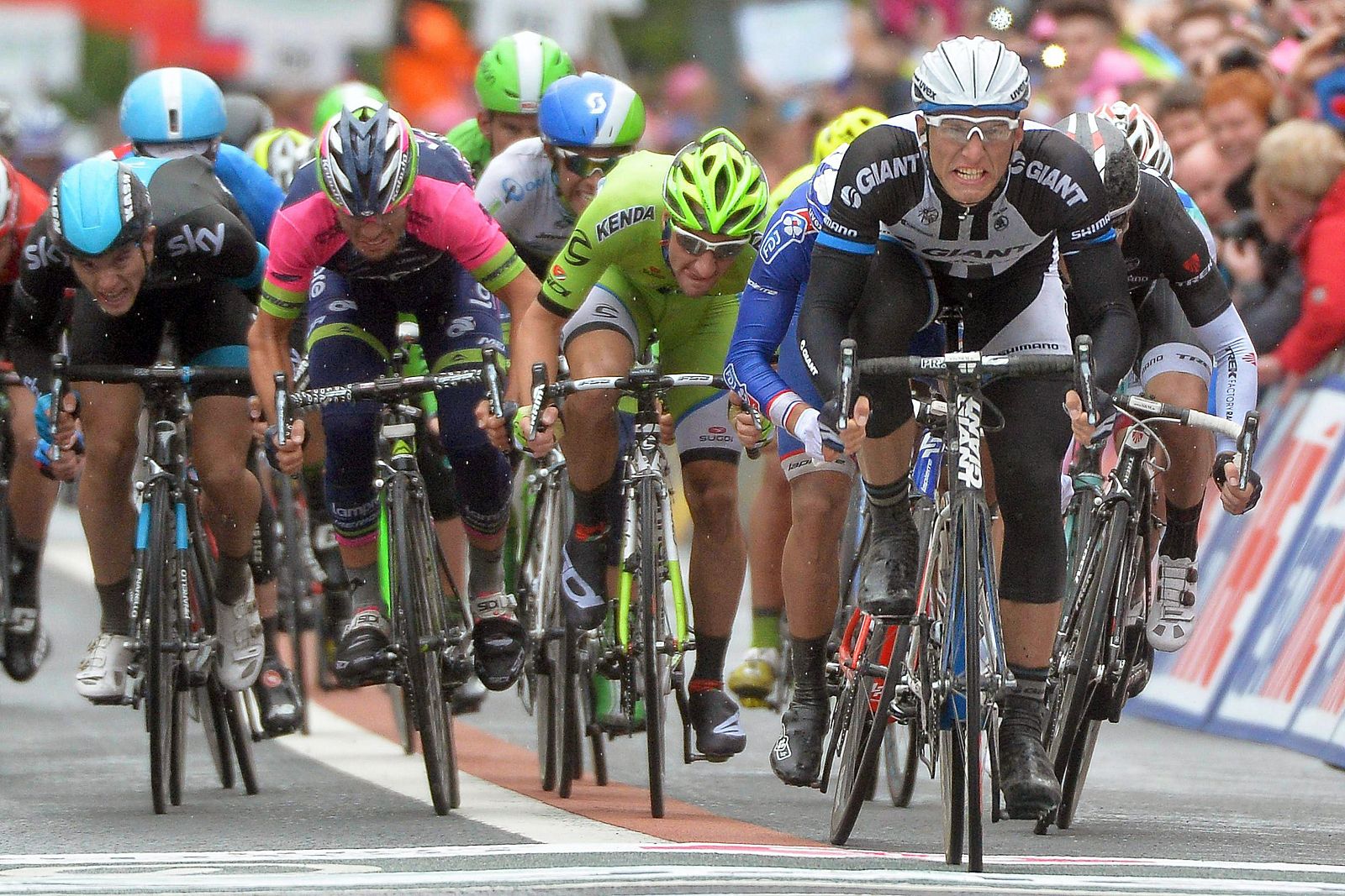 Kittel se impone al 'sprint'.