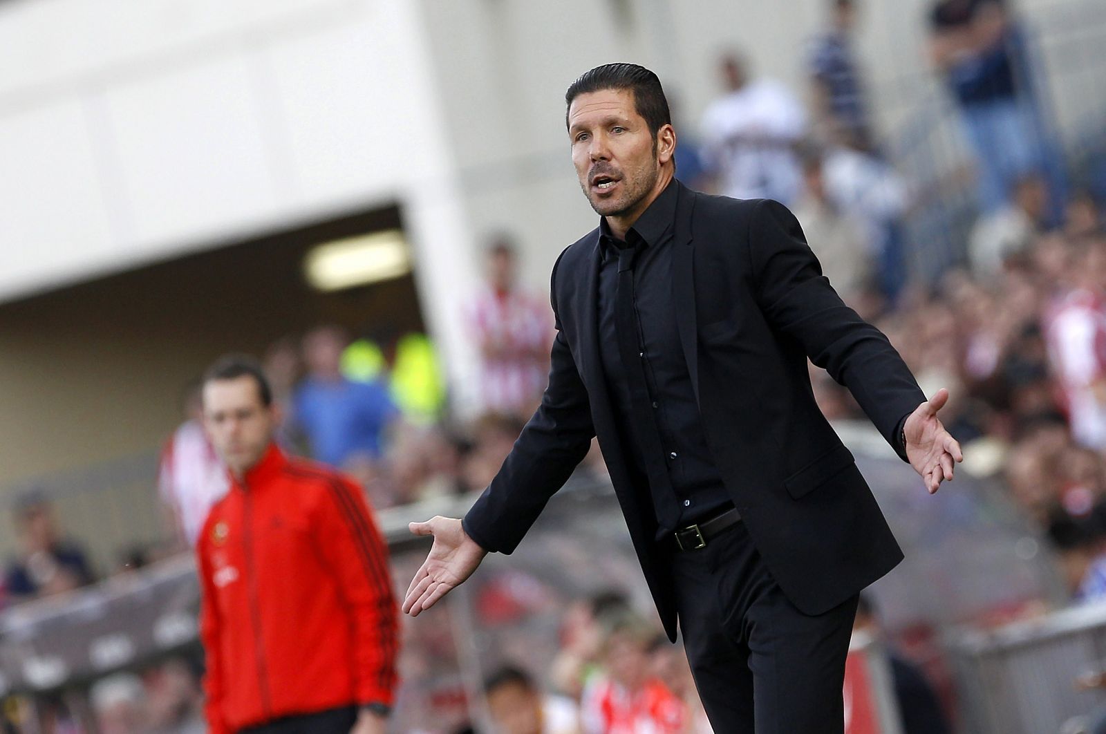 Simeone dando instrucciones desde la banda a sus jugadores.