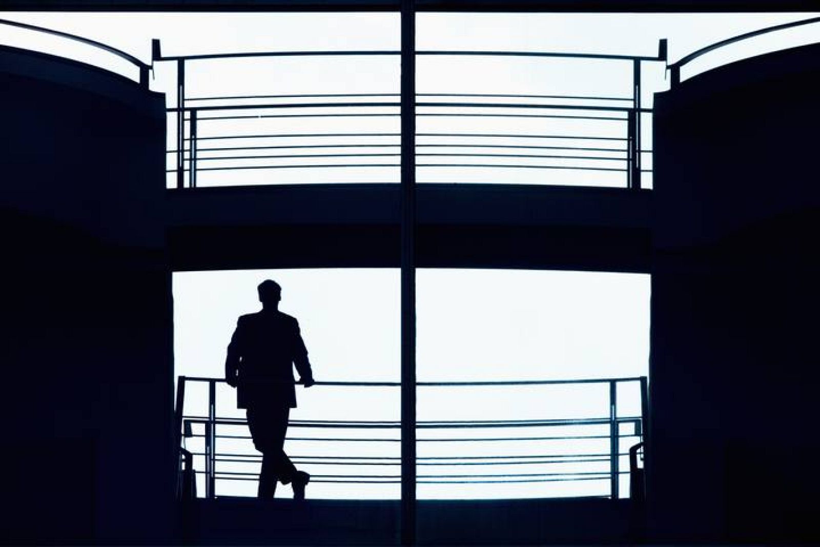 Silueta de un hombre en la Cancillería, en Berlín.