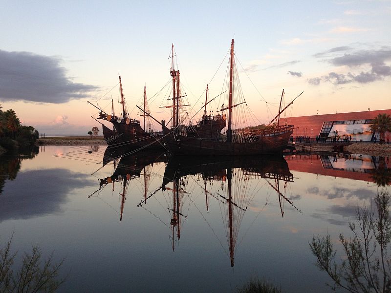 Réplicas de La Niña, La Pinta y La Santa María en el Muelle de las Carabelas de Palos de la Frontera (Huelva).