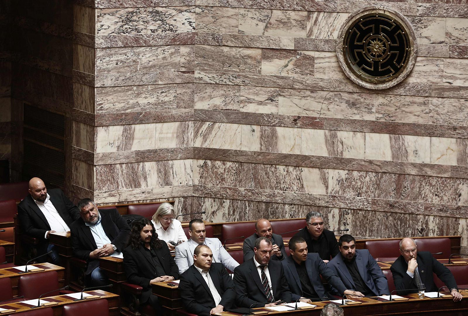 Diputados de Amanecer Dorado en una sesión parlamentaria en Atenas.