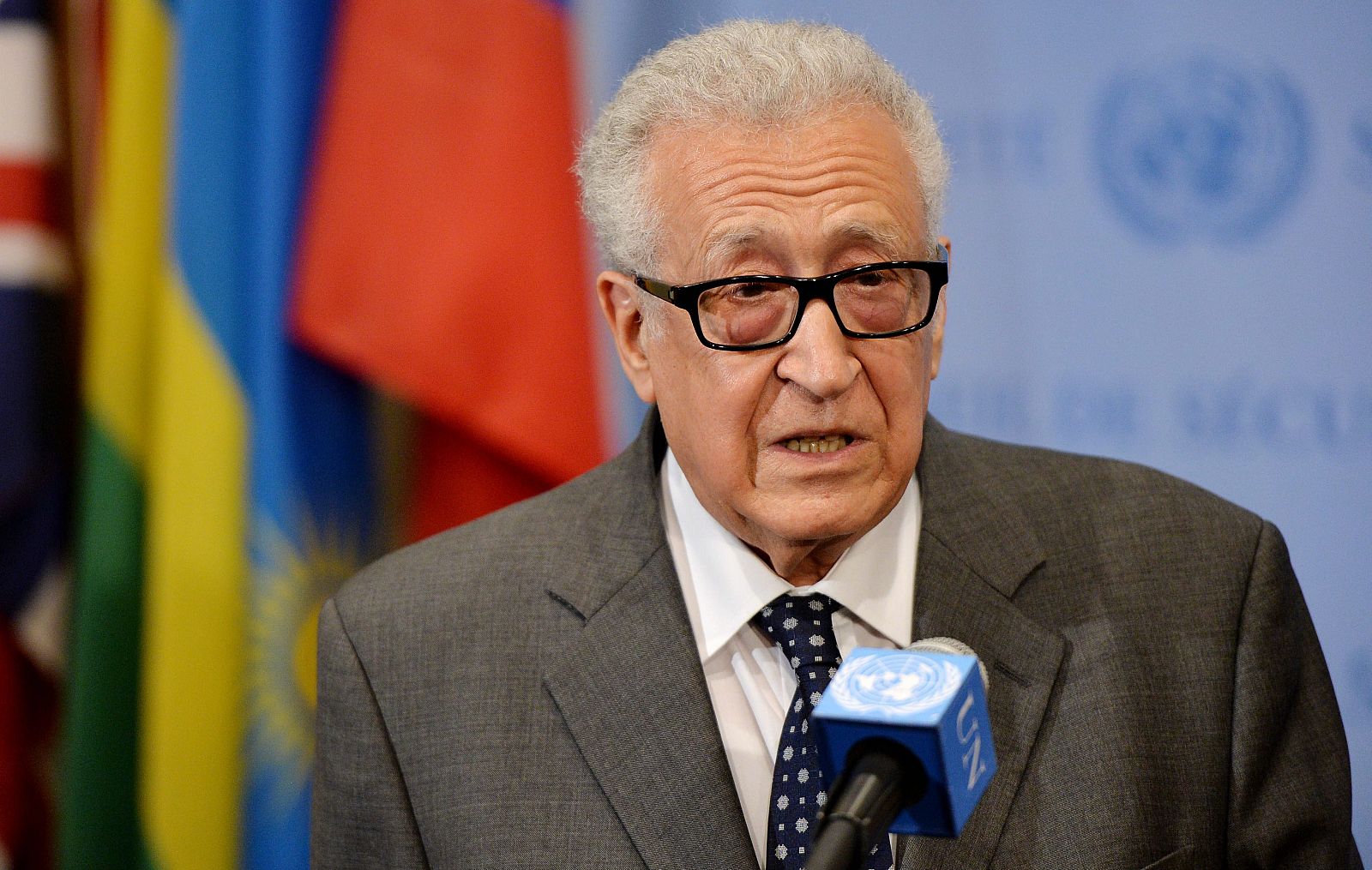 El representante especial de la ONU y la Liga Árabe para Siria, Lajdar Brahimi, habla durante la rueda de prensa en la que anuncia su renuncia