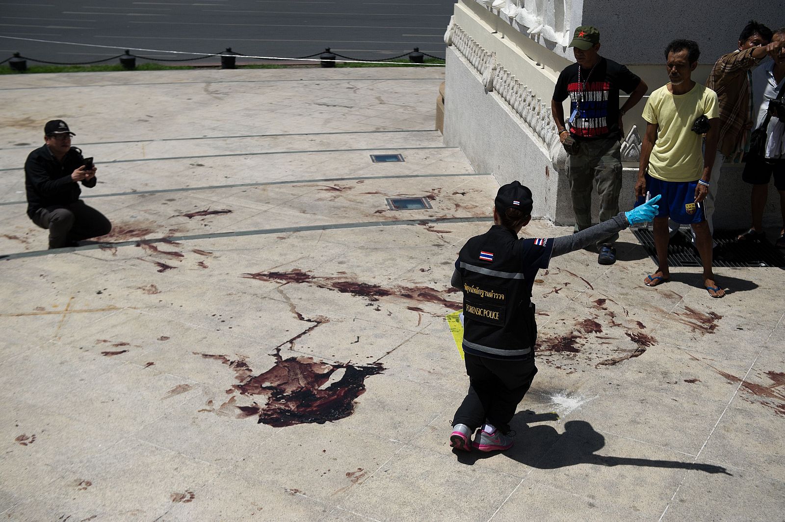 Policías investigan en el lugar del tiroteo en Bangkok, Tailandia, en el que han muerto dos personas