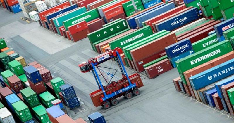 Contenedores en una terminal del puerto de Hamburgo