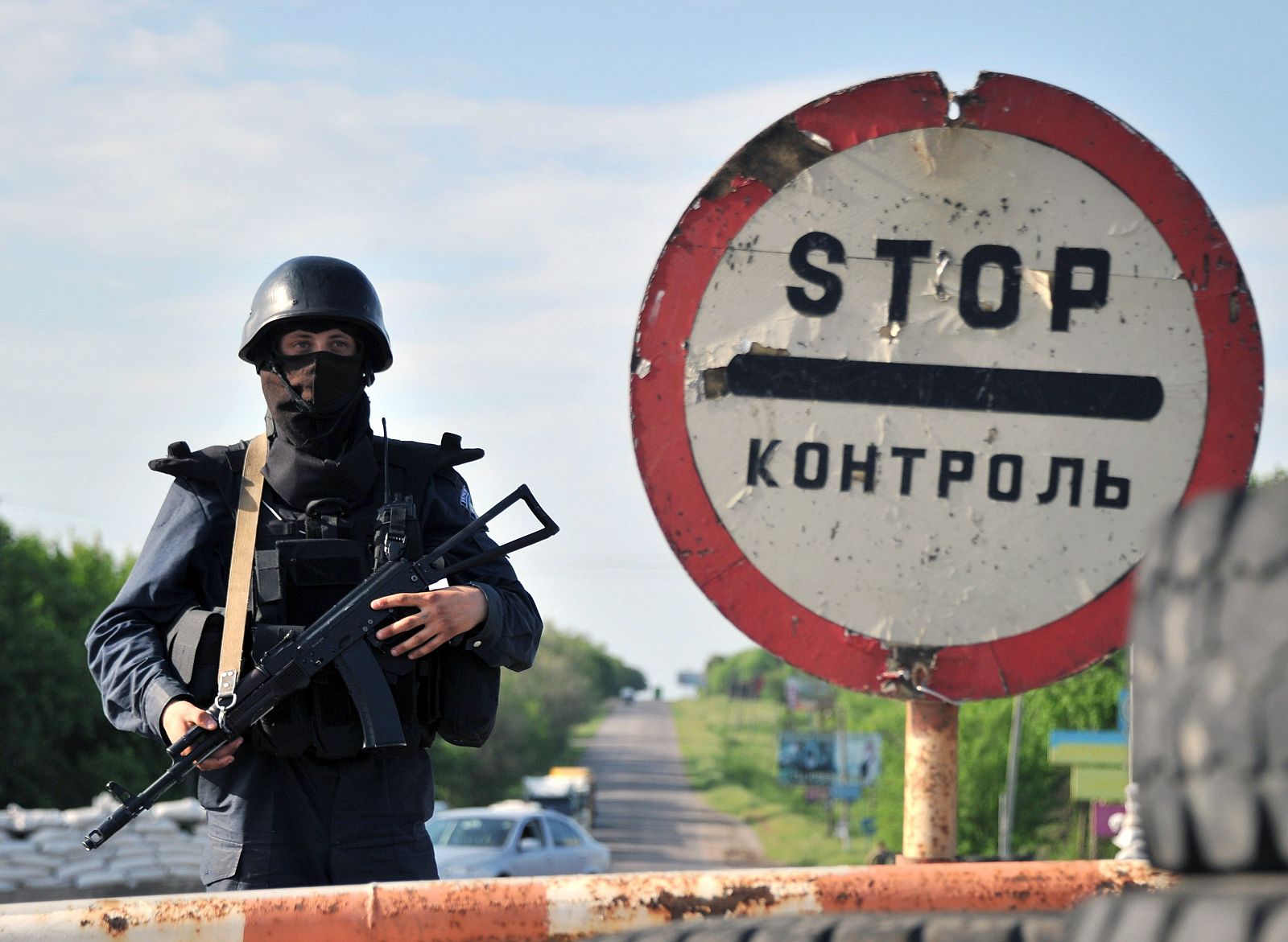 Un soldado ucraniano monta guardia cerca de Donetsk, al este de Ucrania