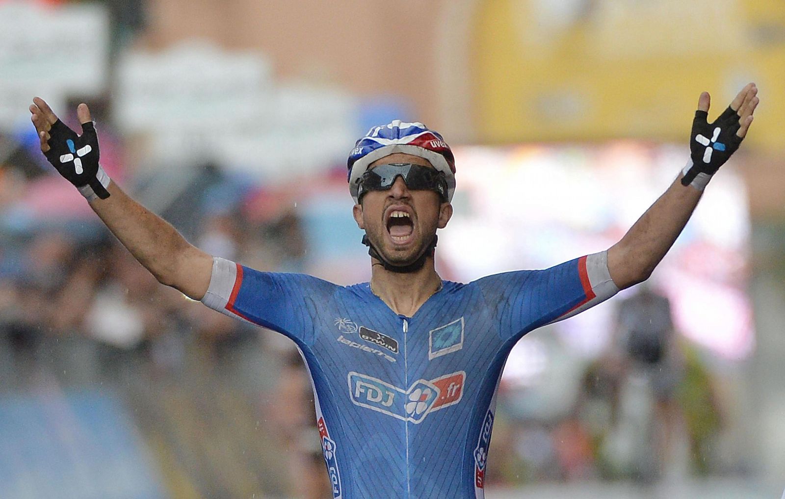 El ciclista francés Nacer Bouhanni (FDJ.fr) celebra el triunfo conseguido