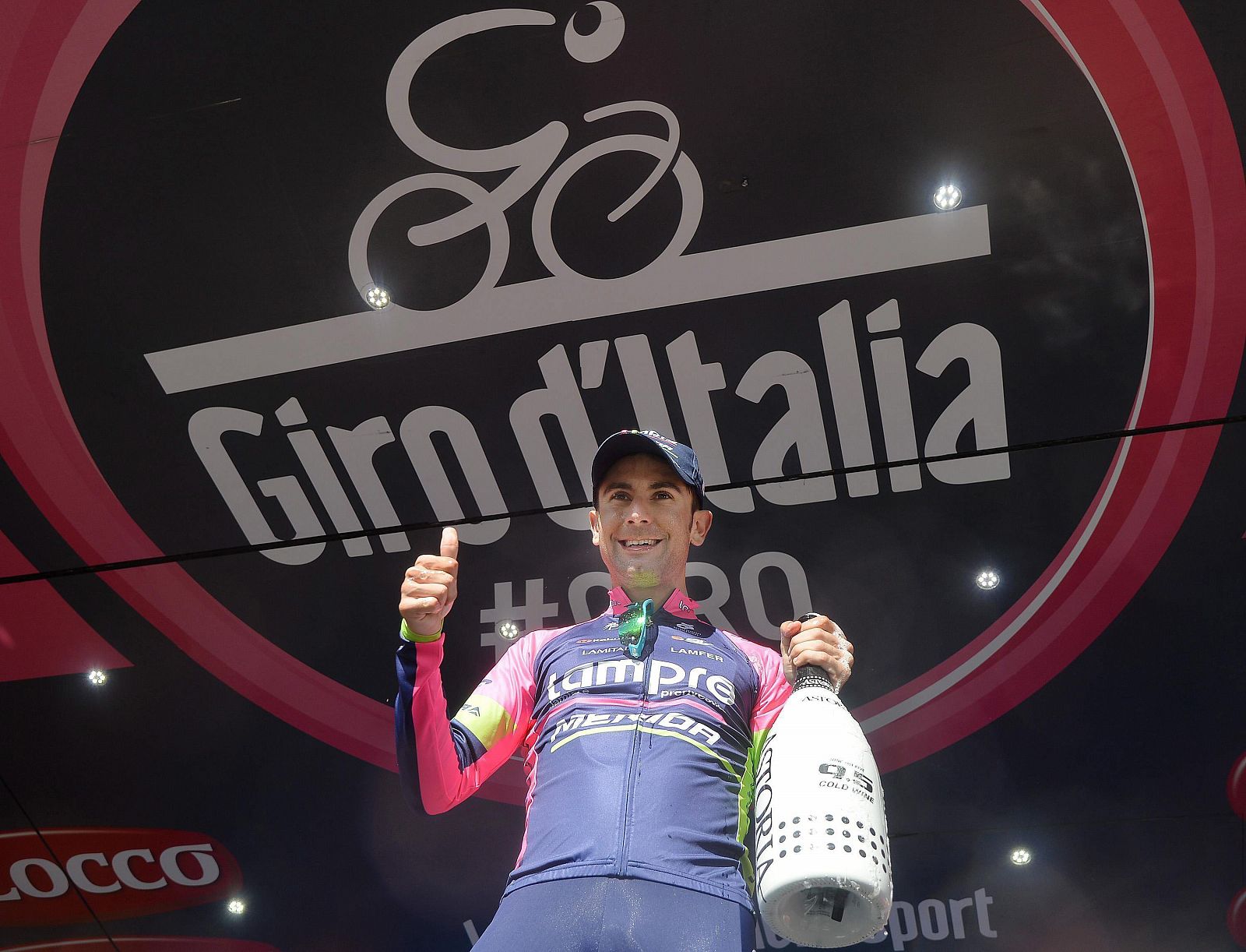 El ciclista italiano Diego Ulissi del equipo Lampre celebra su victoria en el podio.