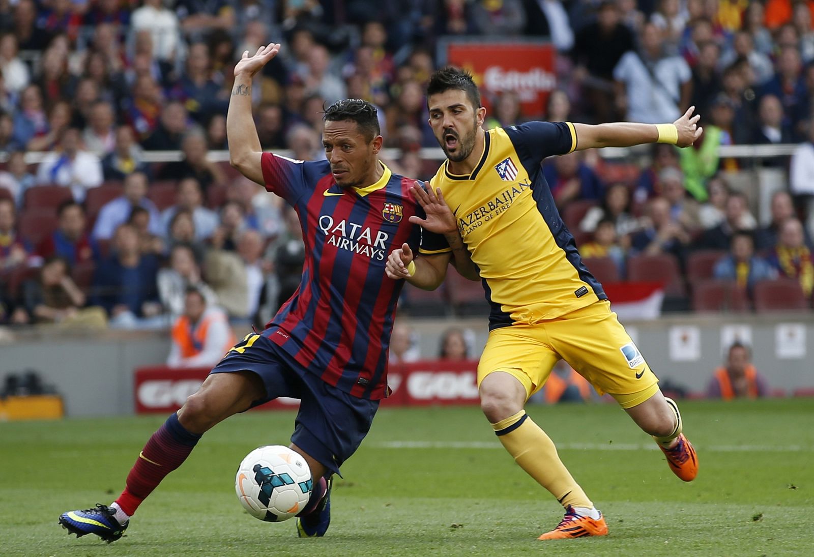 David Villa y Adriano Correia pelean por un balón