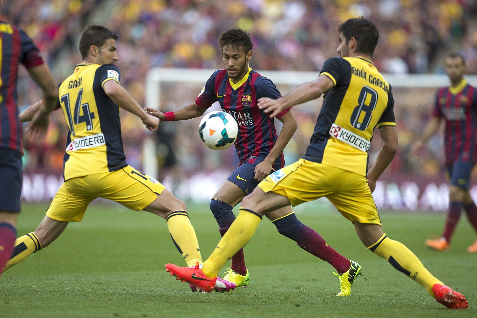 El barcelonista Neymar, entre Gabi y Raúl García en el Barça-Atlético de la temporada pasada