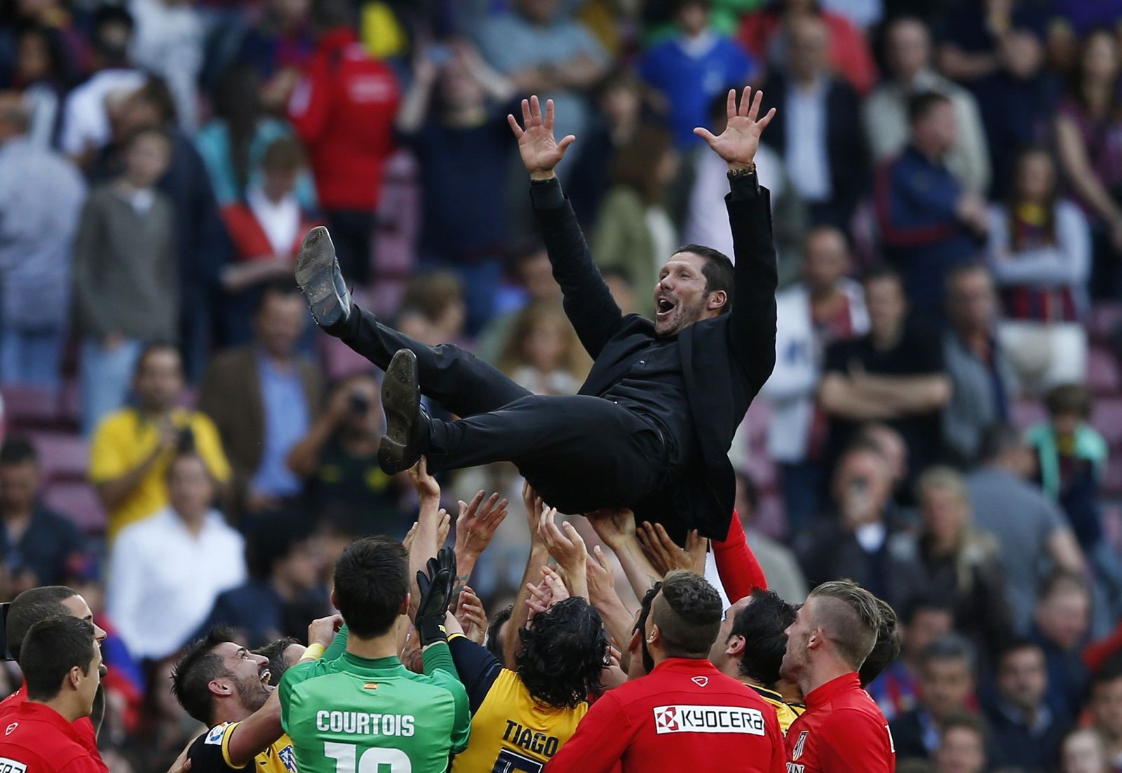 Simeone no se ha librado del tradicional manteo al final del partido