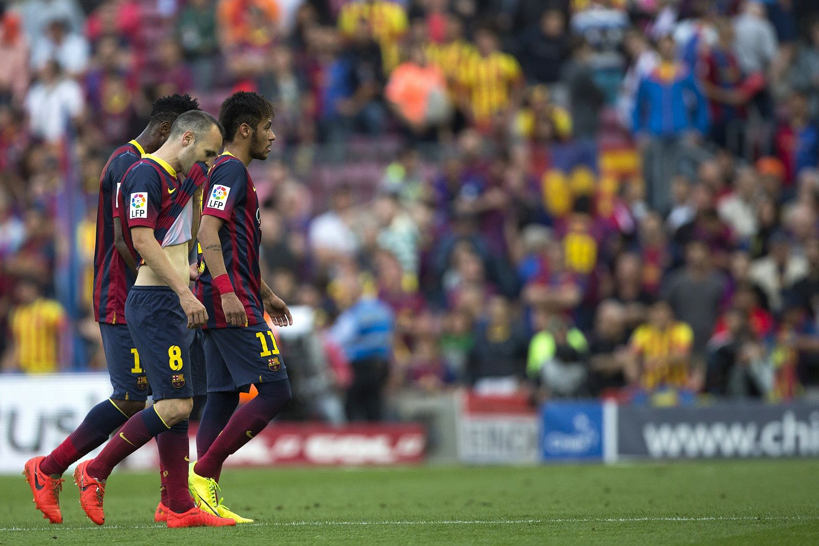 Imagen de Iniesta, Song y Neymar al término del partido.