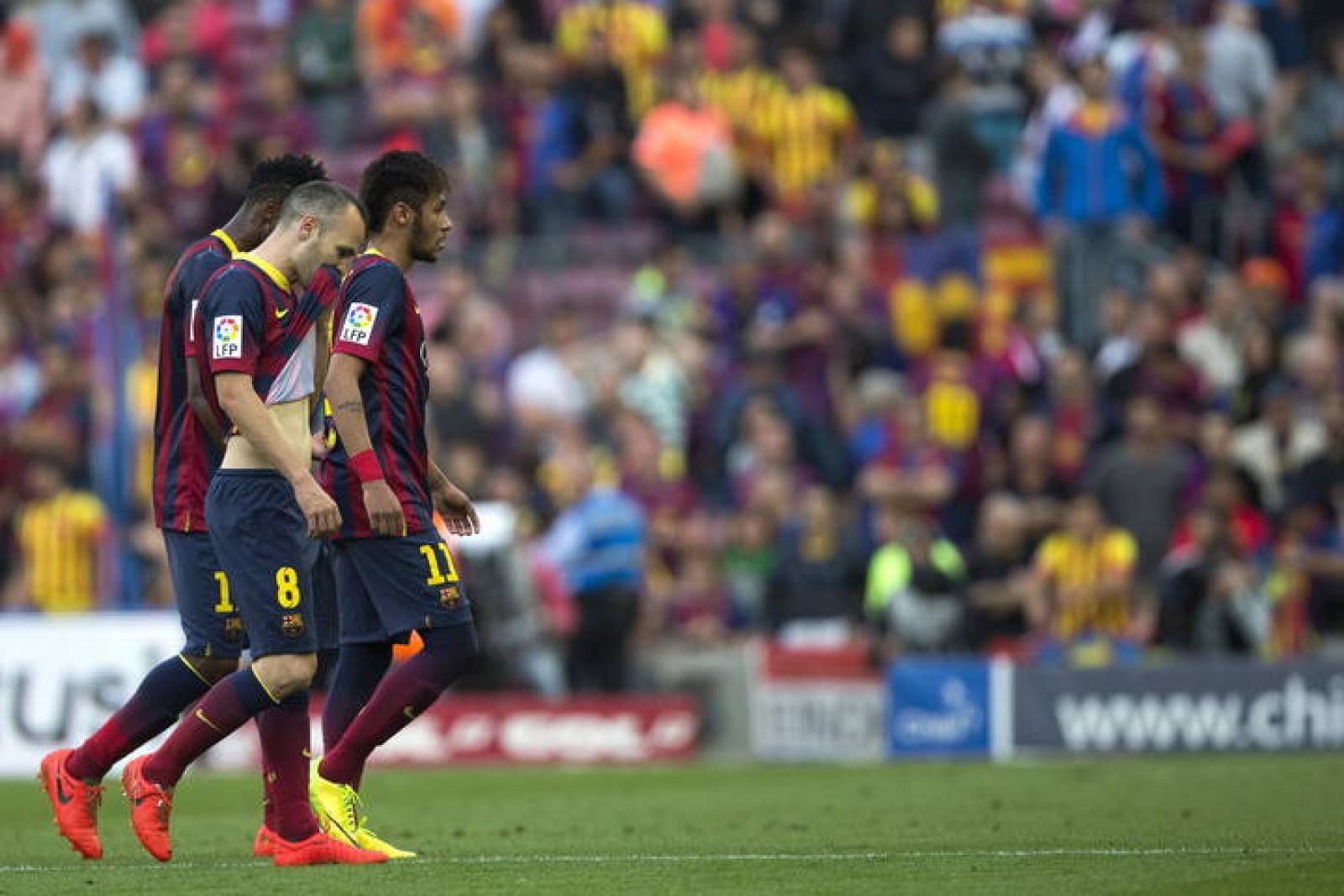 Imagen de Iniesta, Song y Neymar al término del partido.