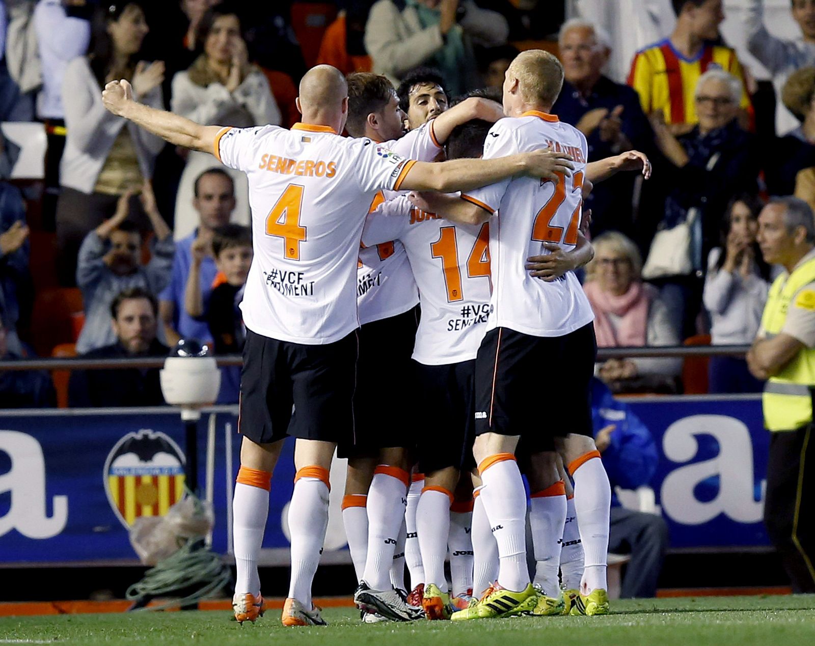 Los jugadores del Valencia CF celebran el segundo gol del equipo, conseguido por el argentino Pablo Piatti