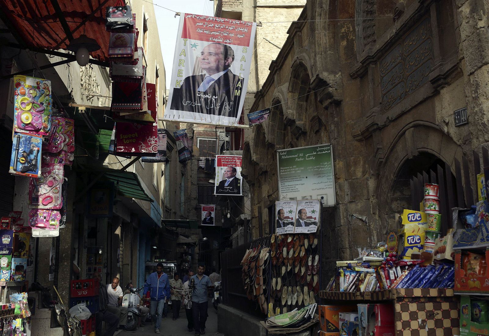 Carteles del exjefe del Ejército y candidato a la presidencia Abdel Fatah al Sisi en una calle de El Cairo, Egipto