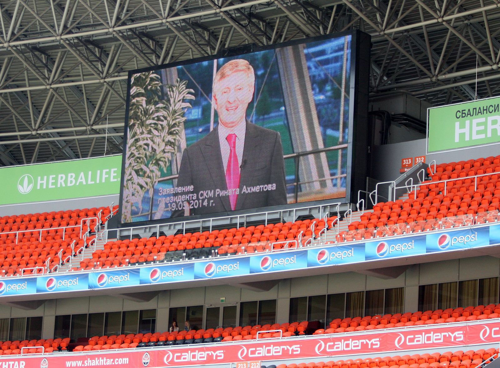 El multimillonario Rinat Ajmétov en una intervención por videoconferencia en el estadio Donbass Arena, en la ciudad de Donetsk