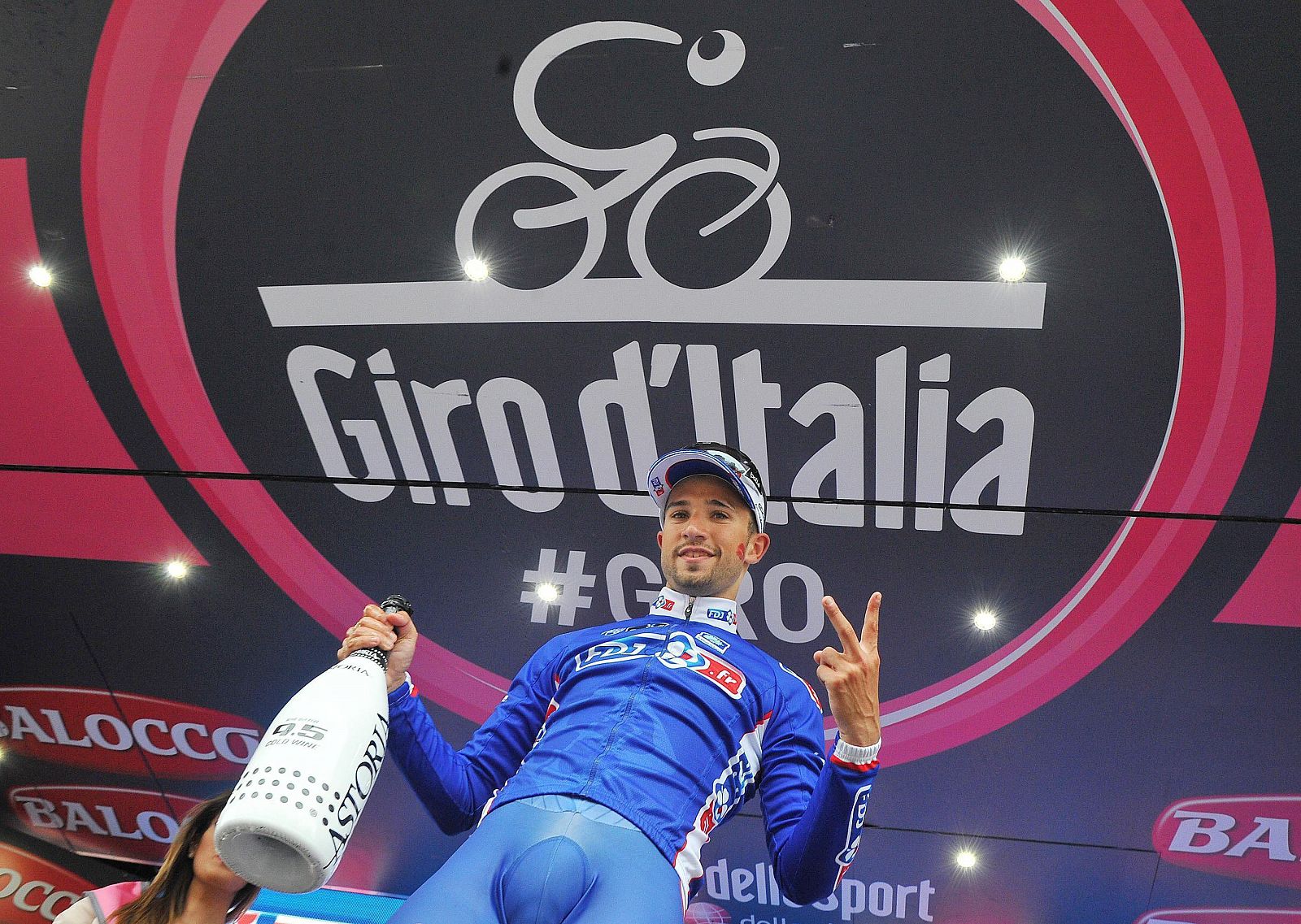 El ciclista francés, Nacer Bouhanni, de FDJ.fr celebra, en el podio,