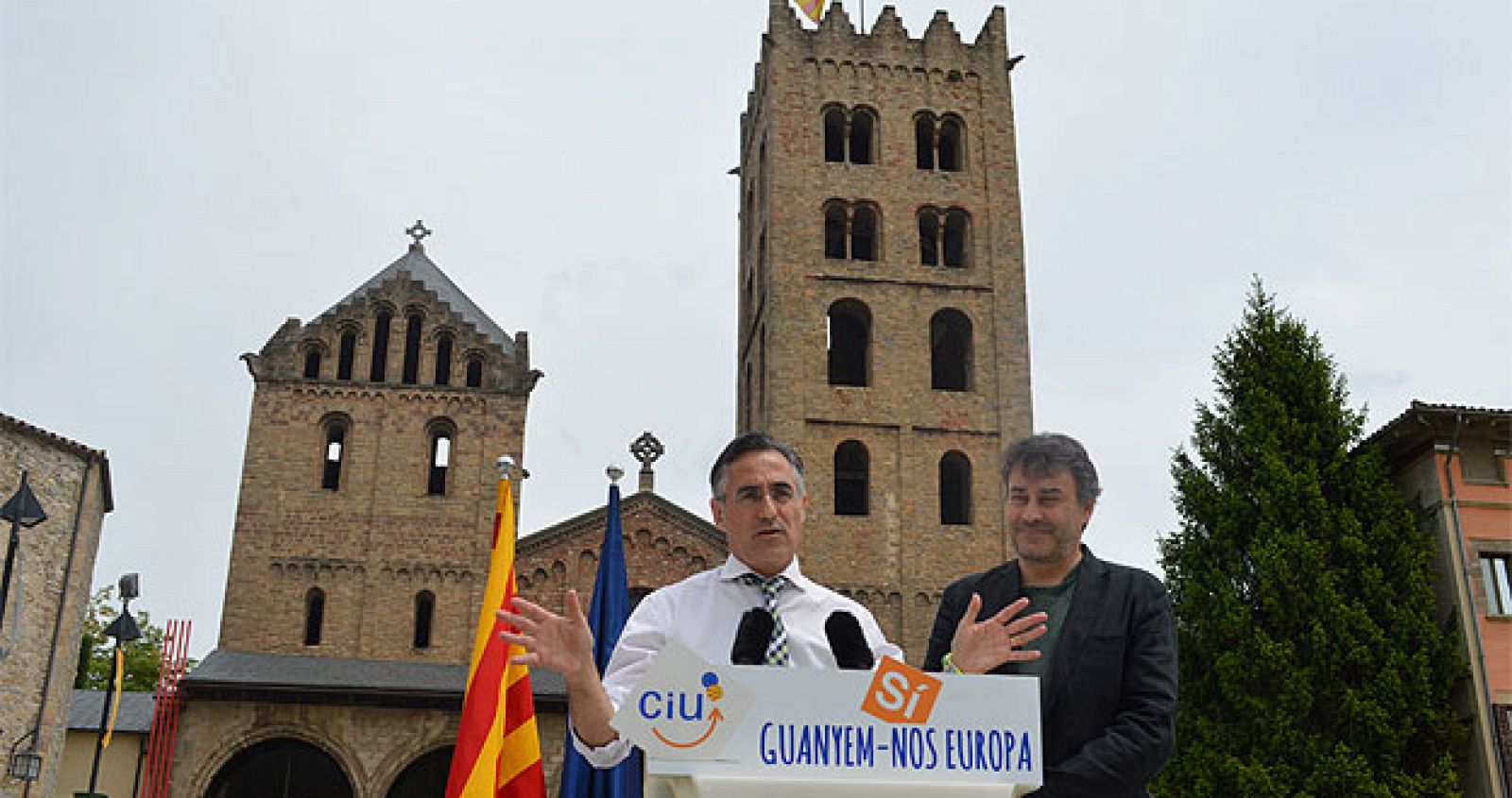 Ramón Tremosa (CiU), en una rueda de prensa ante el Monasterio de Ripoll (Girona)