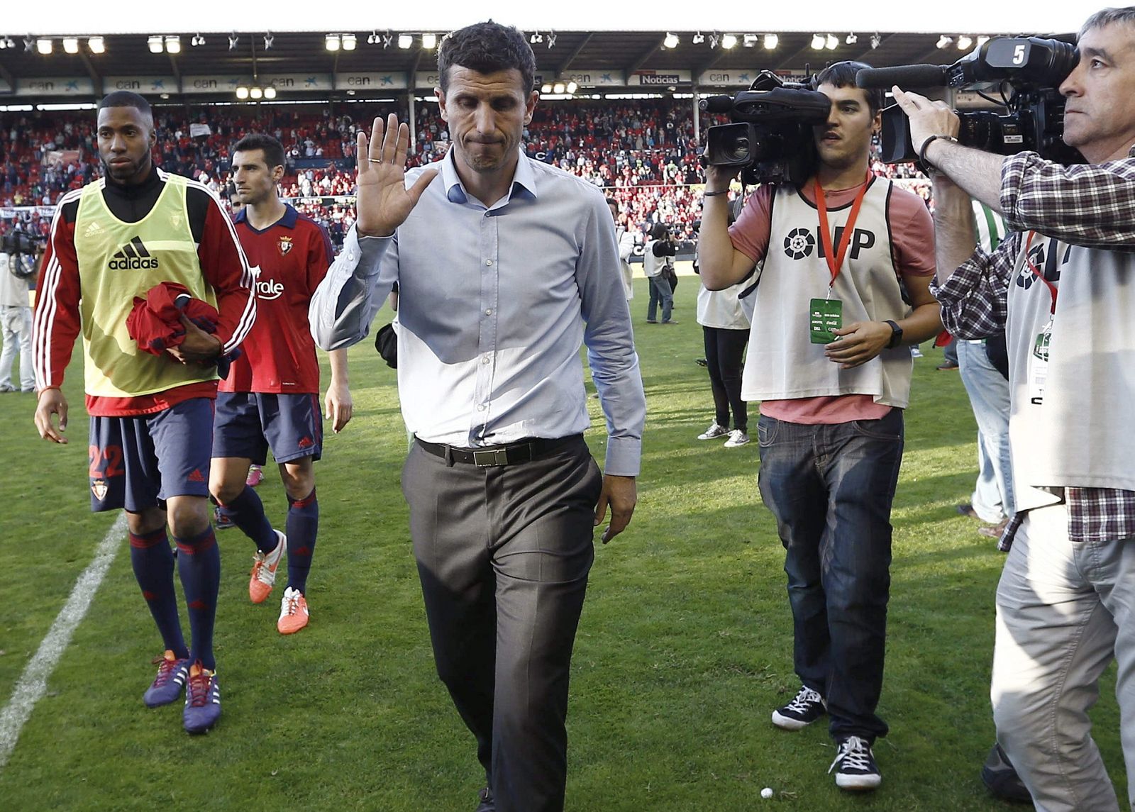 Imagen del exentrenador de Osasuna, Javi Gracia (c), al finalizar el último partido Liga.