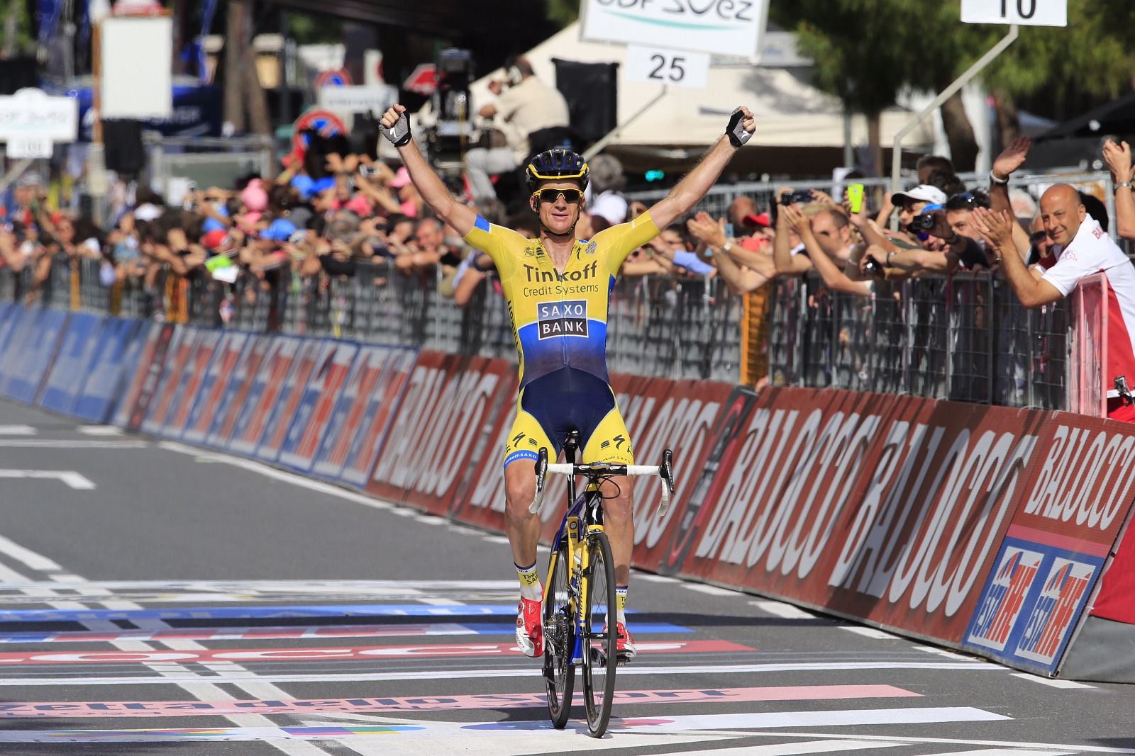 El ciclista Michael Rogers celebra su victoria en la etepa del Giro.