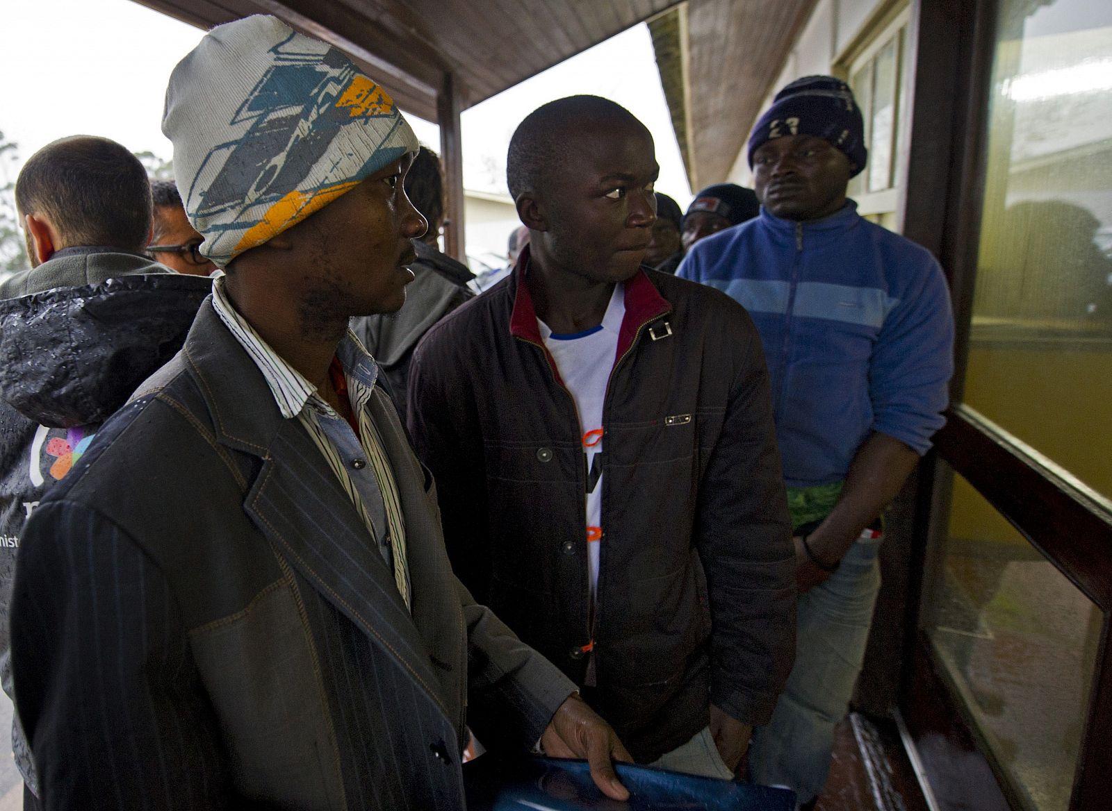 Algunos de los 28 africanos que han denunciado a los patrones de un barco pesquero chino por esclavizarles durante siete meses.