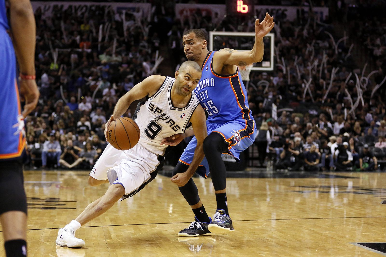 Tony Parker, ante la defensa de Sefolosha.