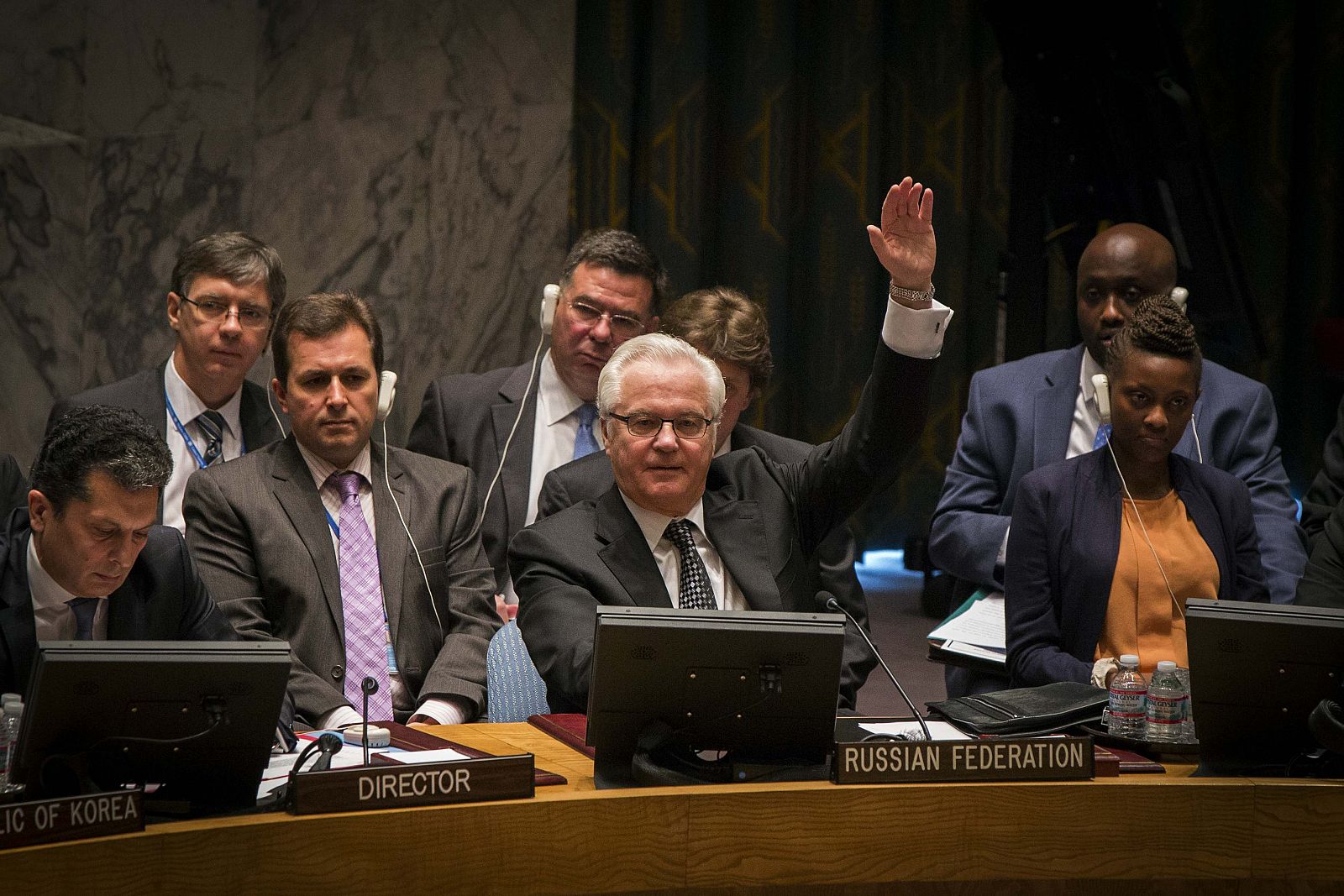 El embajador ruso ante la ONU, Vitali Churkin, vota contra la intervención en Siria