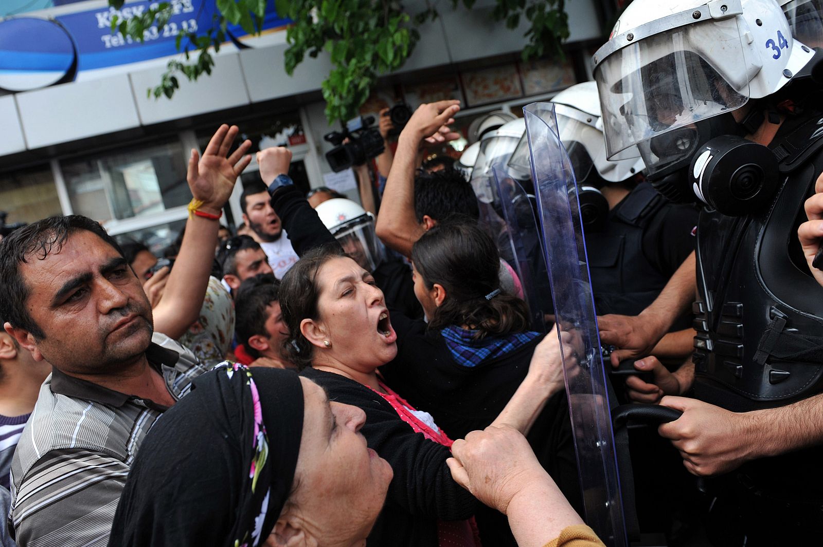 Un grupo de manifestantes se enfrenta a la policía en protesta por los disparos que dejaron heridos