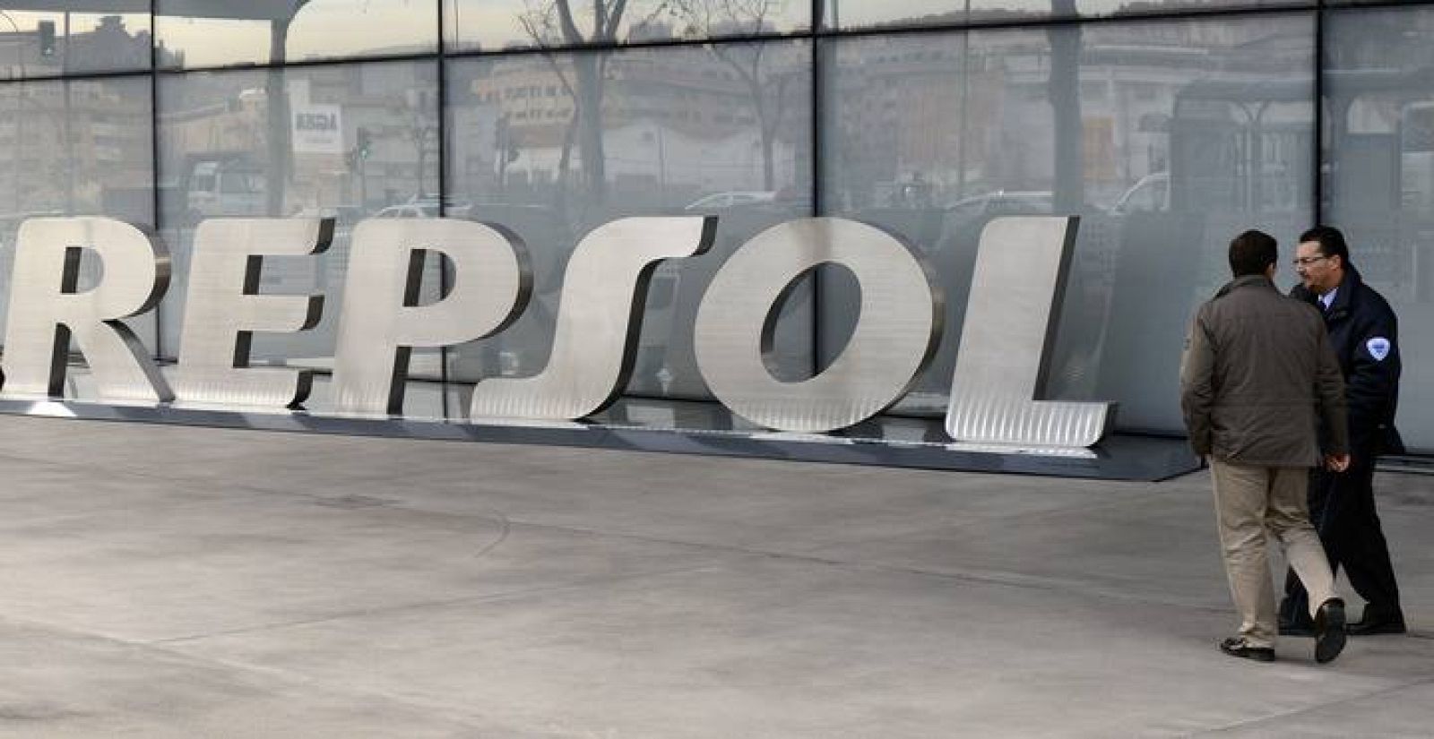 La entrada a la sede de Repsol en Madrid