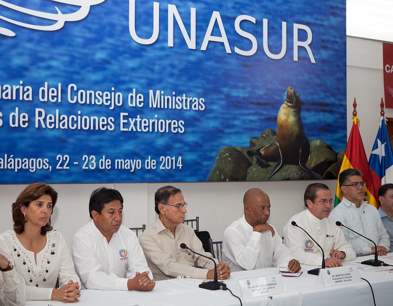 Los cancilleres miembros de Unasur comparecen ante los medios para comunicar el rechazo a la propuesta estadounidense