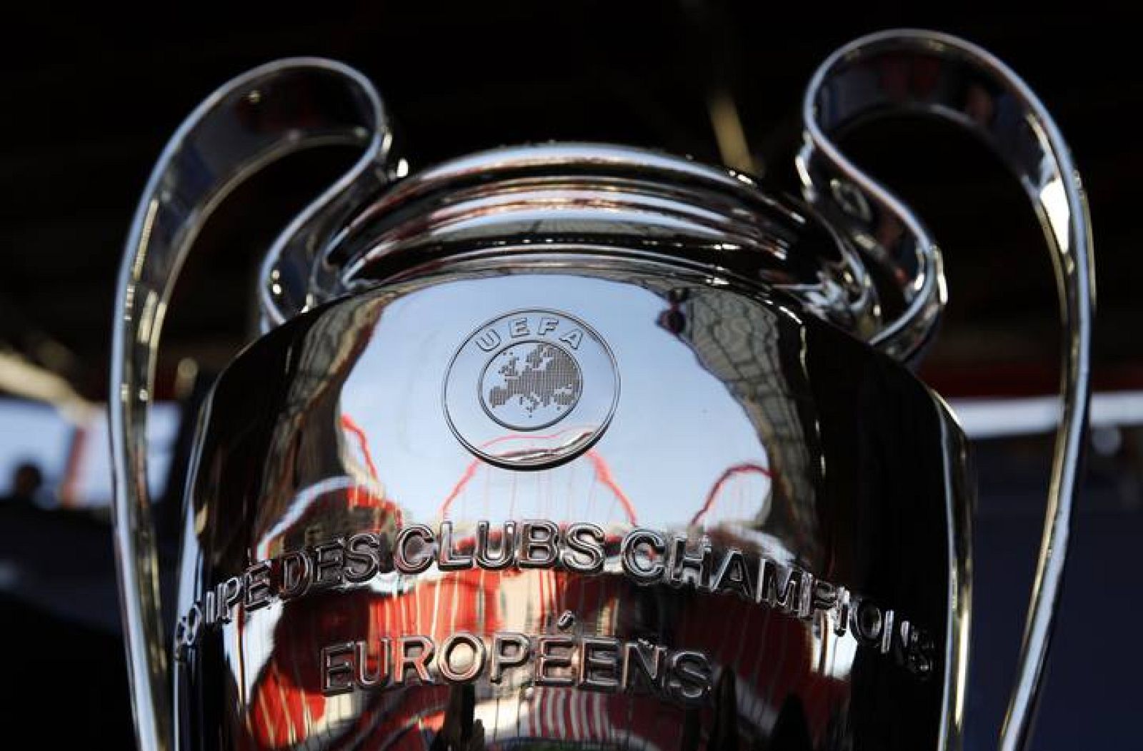 Una réplica de la Copa de Europa preside el estadio lisboeta donde se disputa la final de la Liga de Campeones