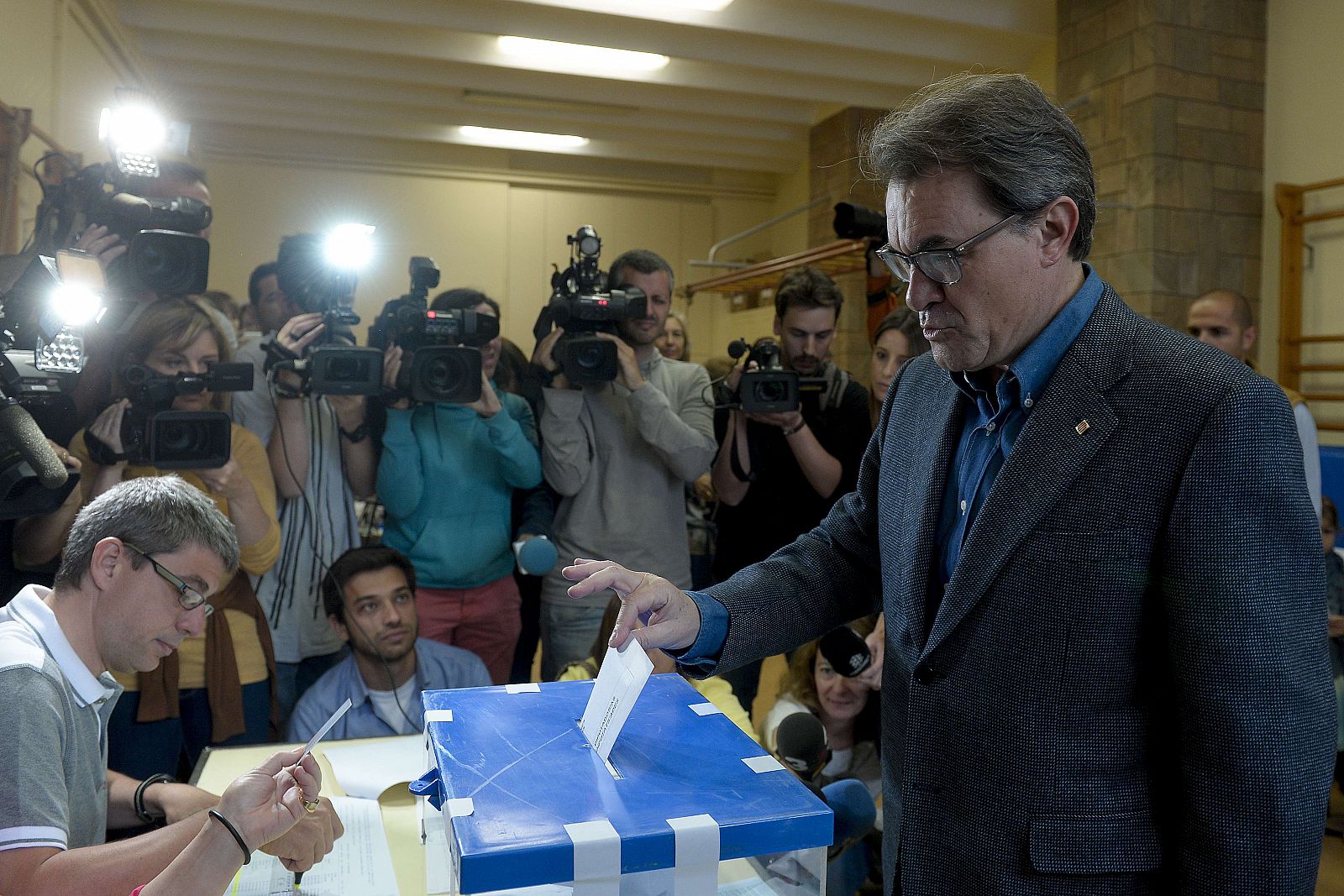 El presidente de la Generalitat, Artur Mas, votando en un colegio electoral en Barcelona este domingo.