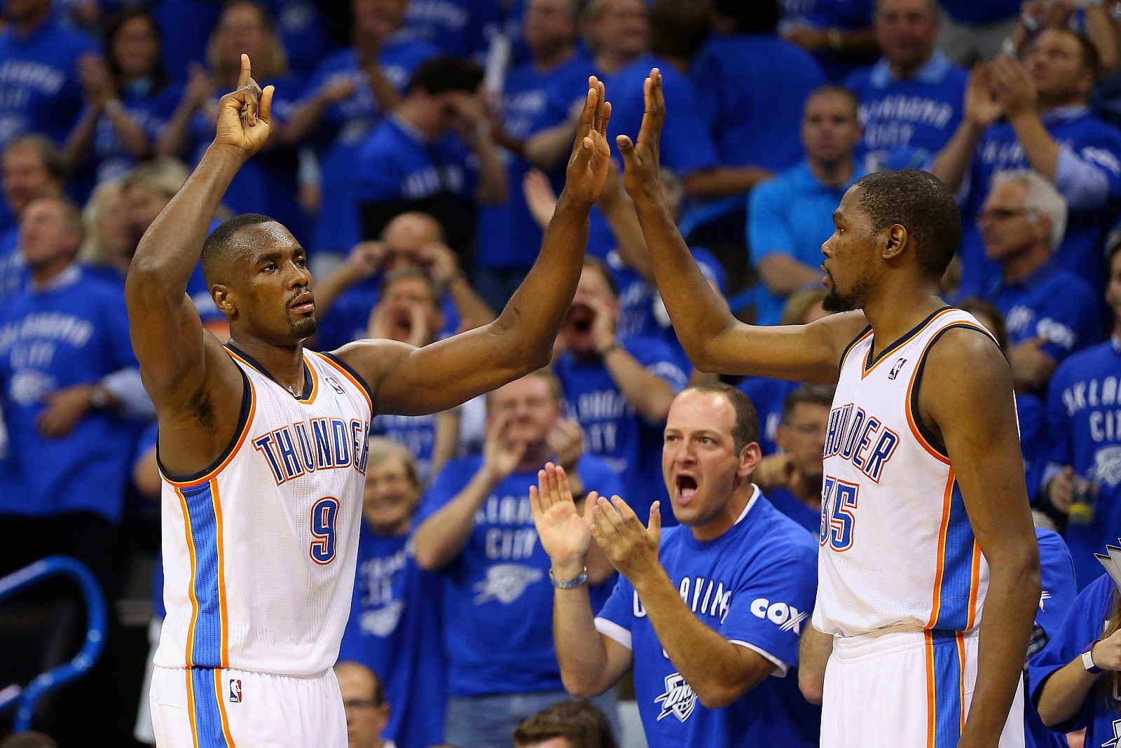 Serge Ibaka, junto a Kevin Durant.