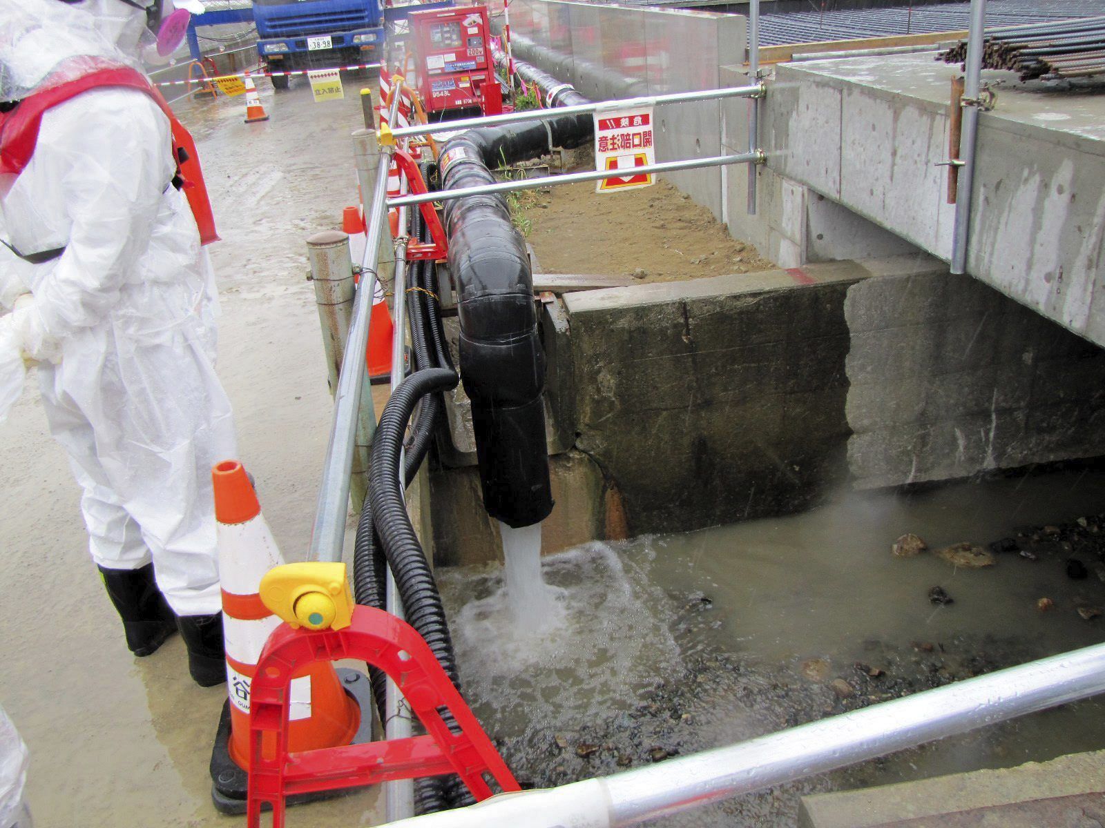 Un trabajador junto a un desagüe en la central nuclear de Fukushima.